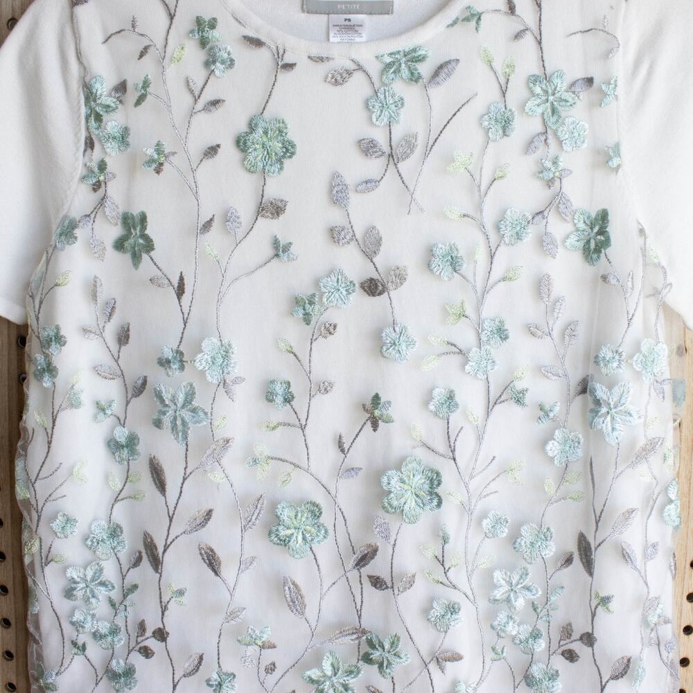Alfred Dunner Womens SIZE Petite Small Mesh Embroidered White Top - Picture 3 of 8